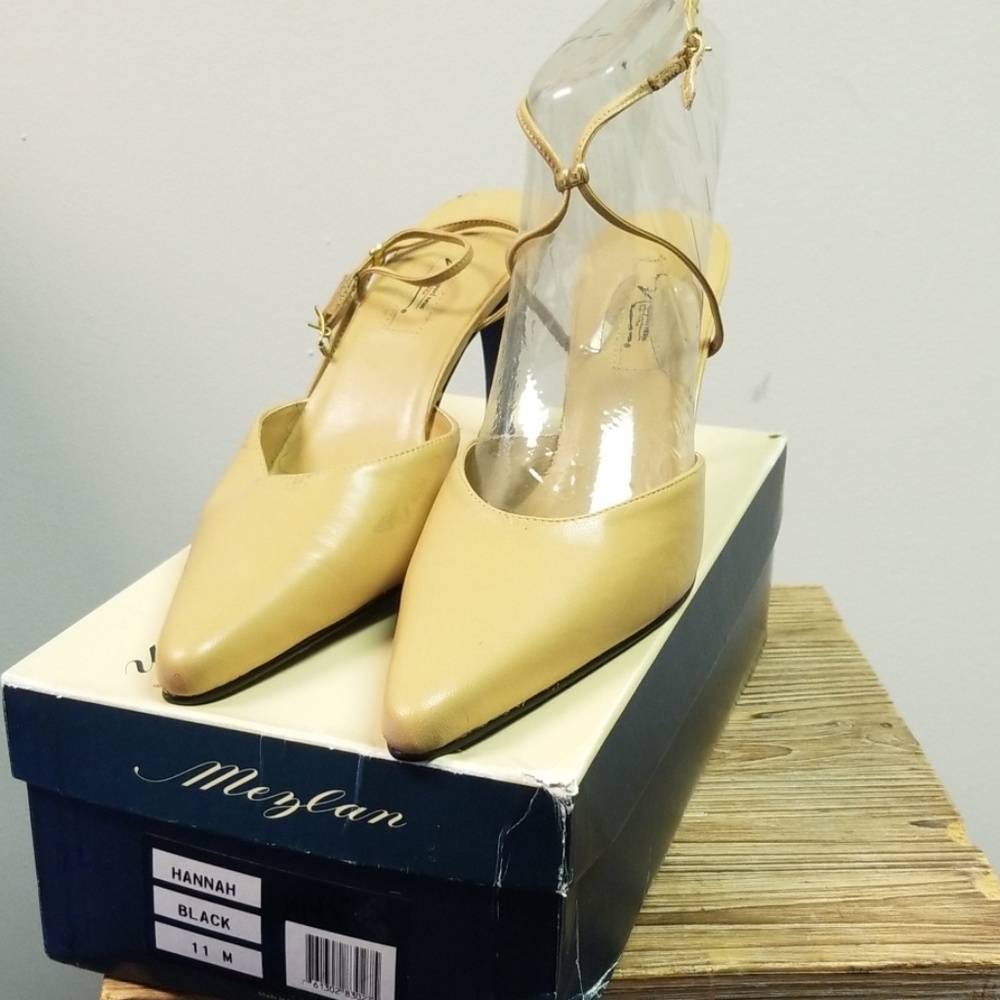Newport News Tan closed toe Heels 11